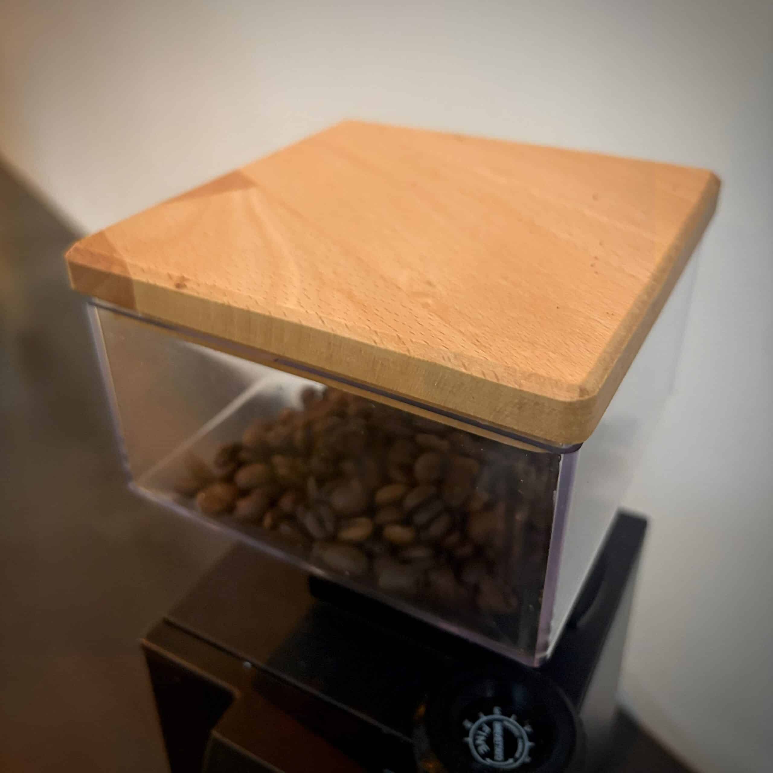 Molendeksel gemaakt van massief Beukenhout voor de Eureka Mignon bonenmalers met een vierkant bonenreservoir. Met de hand afgewerkt met een voedselveilige olie.